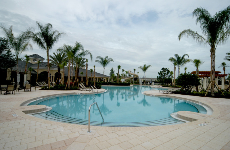 Outdoor community pool and spa at Elite Vacation Homes.