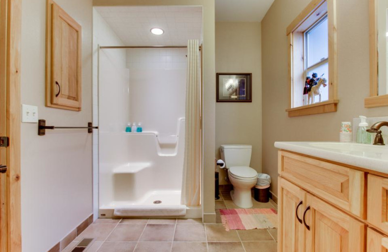 Guest bathroom at Olympic Foothills Lodge.