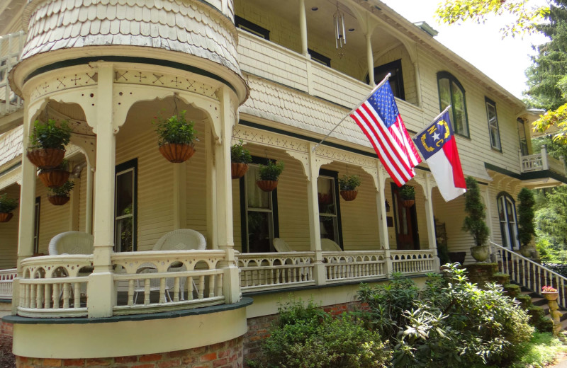 Exterior view of Owl's Nest Inn 