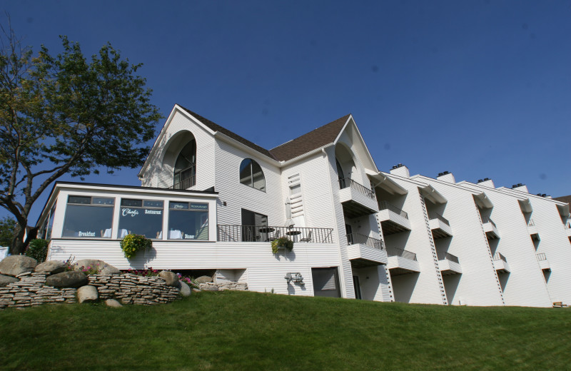 Exterior view of Edgewater Inn on the Harbor.