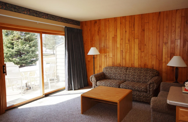 Guest suite at Kavanaugh's Sylvan Lake Resort.