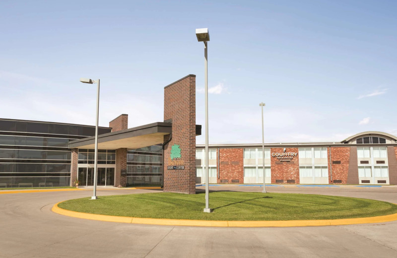 Exterior view of Country Inn & Suites - Fergus Falls.