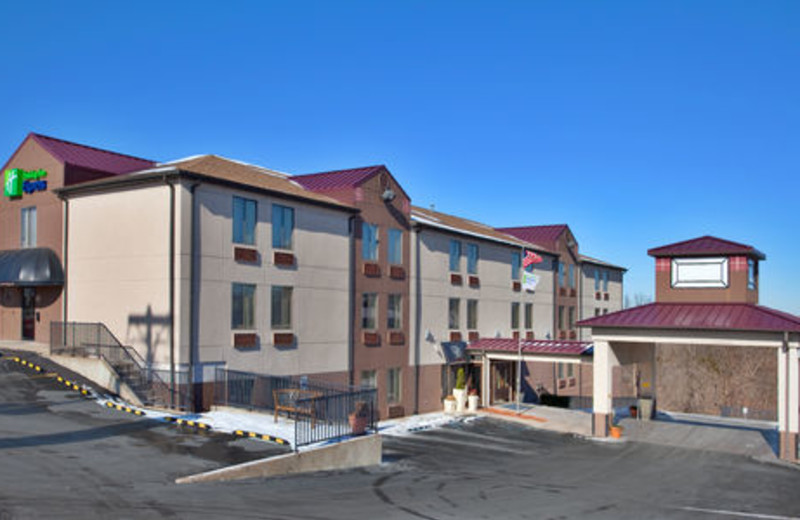 Exterior view of Holiday Inn Express Osage Beach.