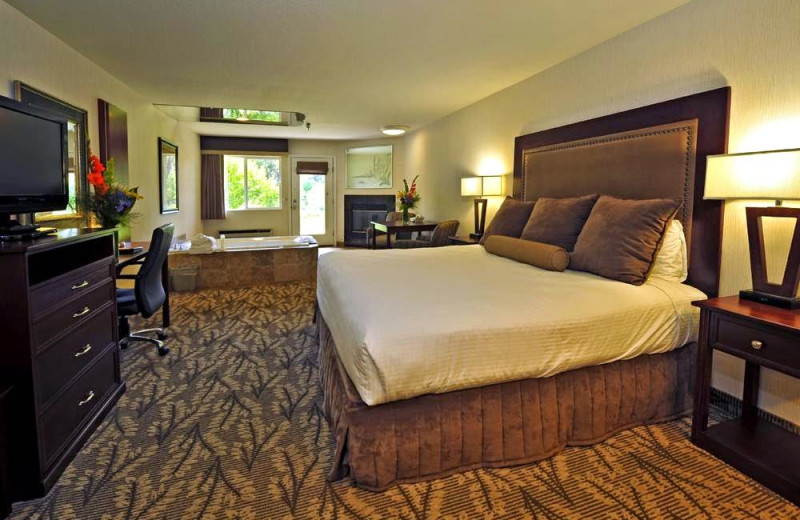 Guest room at Shilo Inn Bend.