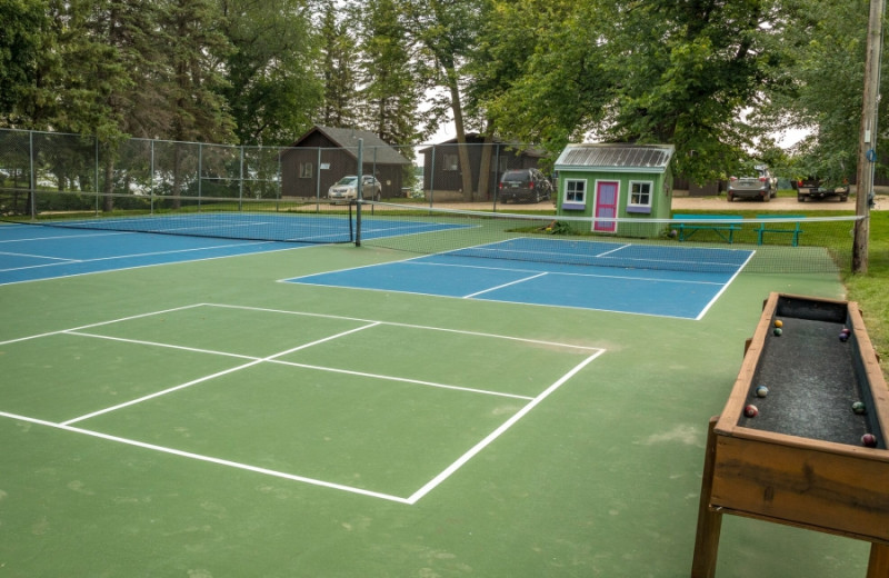 Basketball and tennis courts at Lakecrest Resort.