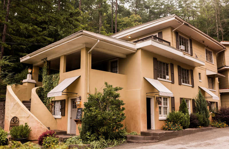 Exterior view of Lakeview at Fontana.