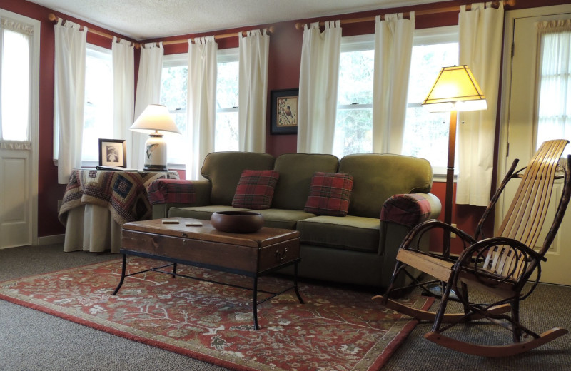 Living room at Colonial Pines Inn-B 