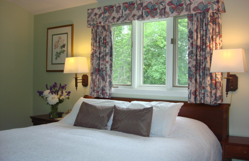 Guest room at OgunquitHotels.net.