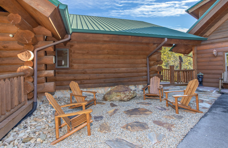 Patio at American Patriot Getaways - Great View Lodge.