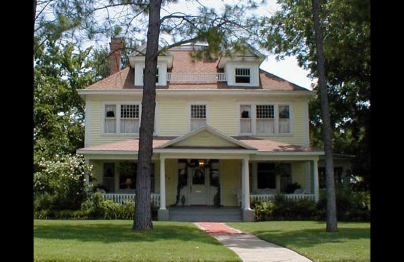 Exterior view of Hamilton House Bed & Breakfast.