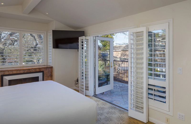 Guest room at Saratoga Oaks Lodge.