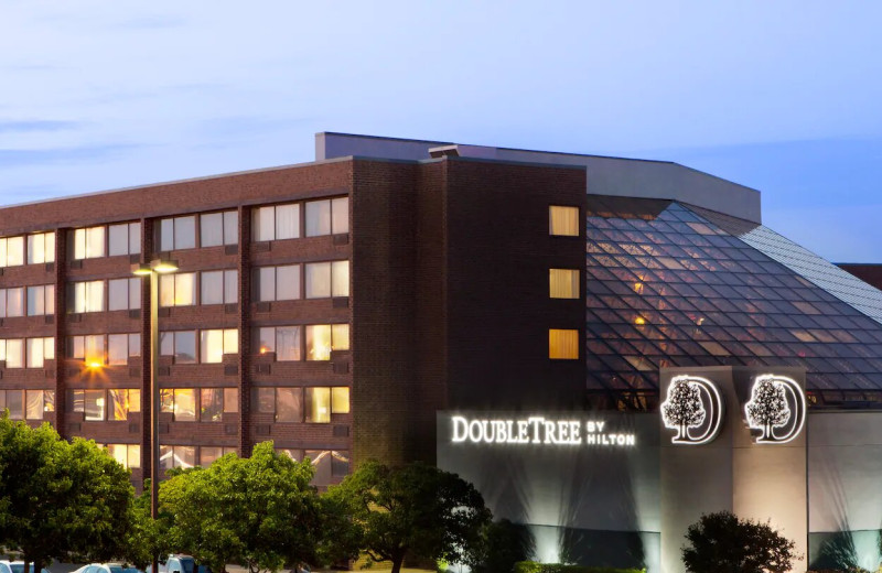 Exterior view of Doubletree Hotel Rochester.