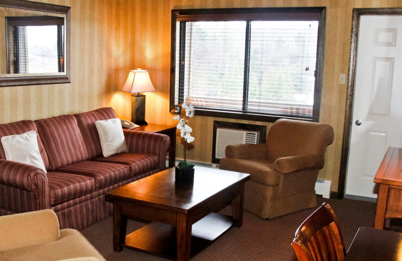 Guest living room at Water's Edge Inn & Conference Center.