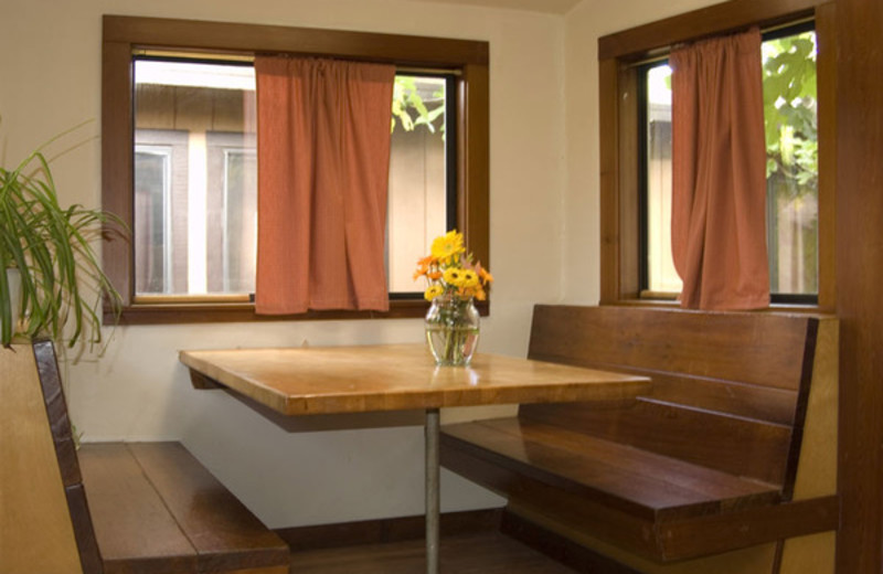 Cabin dining table at Riverlane Resort.