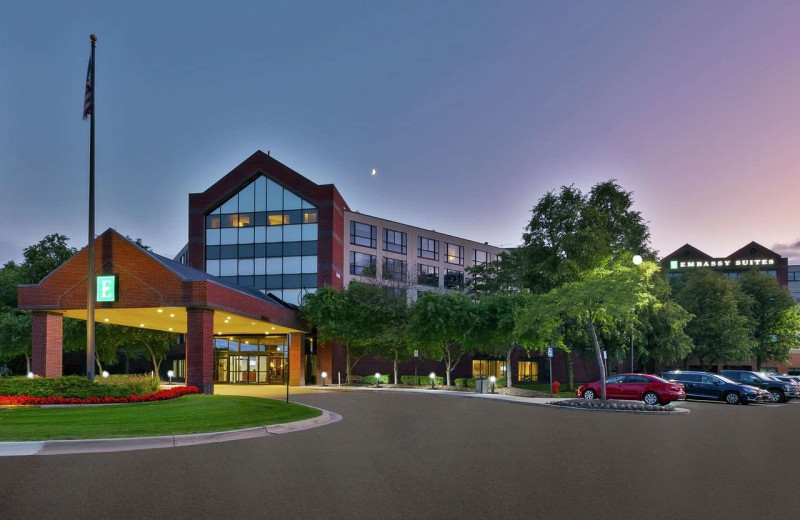 Exterior view of Hilton Suites Auburn Hills.