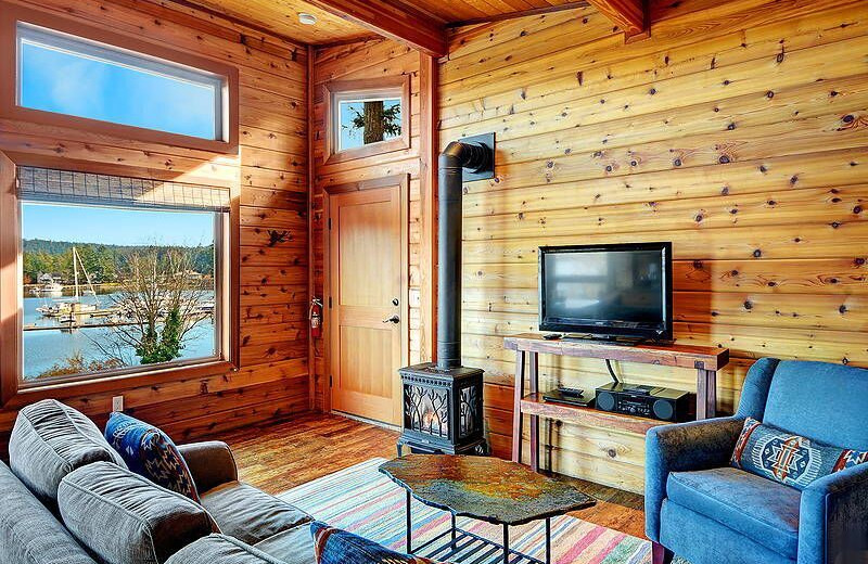 Guest living room at Snug Harbor Marina Resort.