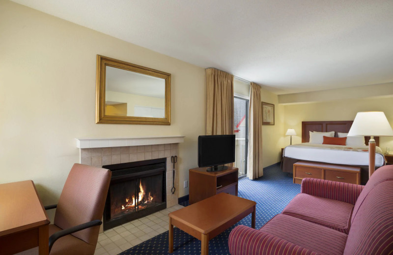 Guest room at Hawthorn Suites by Wyndham Grand Rapids.