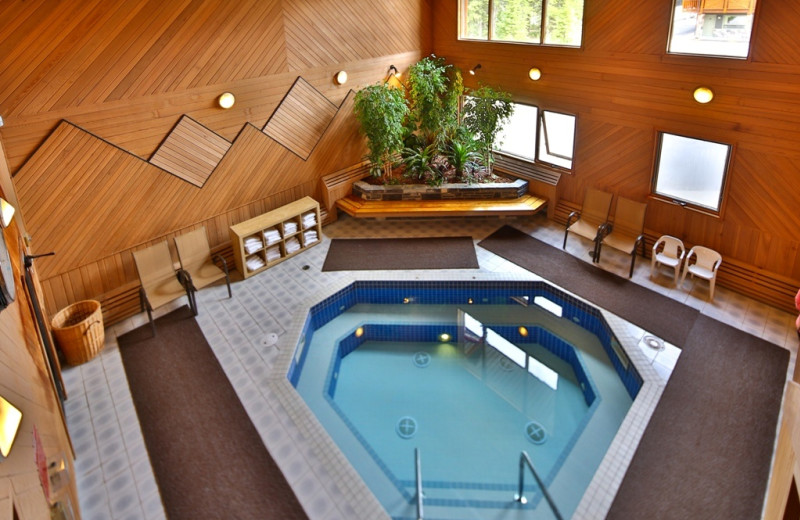 Hot tub at Mountaineer Lodge.