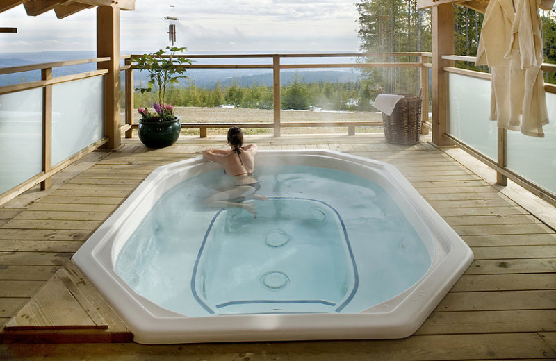 Hot tub at Wood Mountain Lodge.