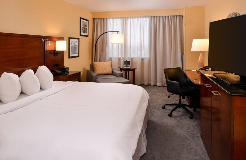 Guest room at Buffalo Marriott Niagara.