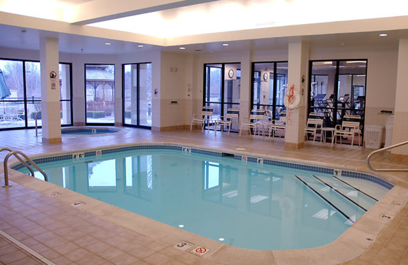 Indoor pool at Courtyard Kansas City East/Blue Springs.