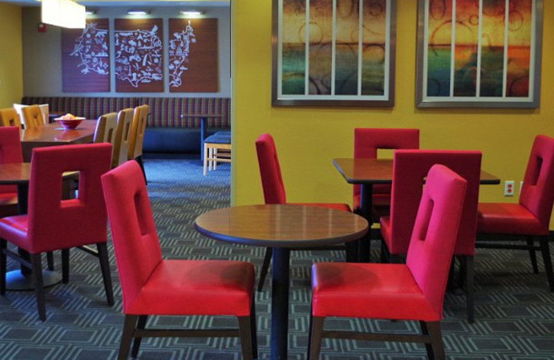 Breakfast room at TownePlace Suites Joplin.