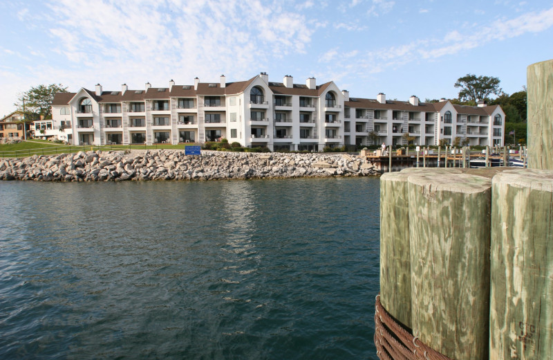 Exterior view of Edgewater Inn on the Harbor.