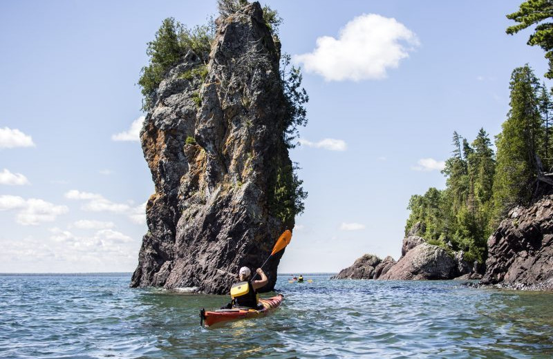 Kayaking along the shore at Aqua Log Cabin Resort.