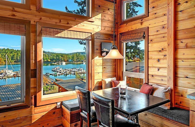 Guest dining area at Snug Harbor Marina Resort.