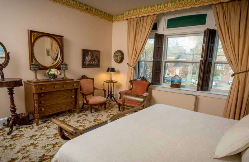 Guest room at The White Swan Tavern.