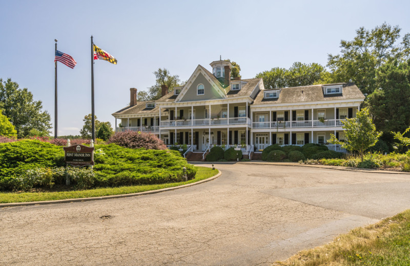 Exterior view of Kent Manor Inn.