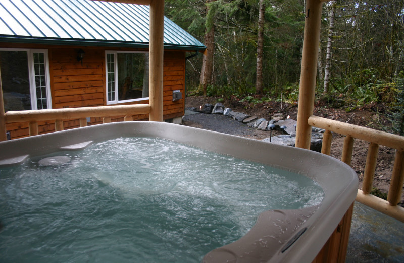 Cabin hot tub at GreatGetaways.com.