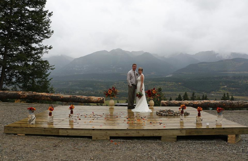 Wedding couple at Cedar House Restaurant & Chalets.