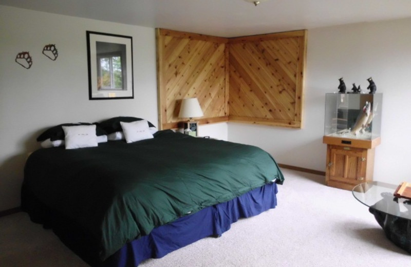Guest bedroom at portsman's Cove Lodge.