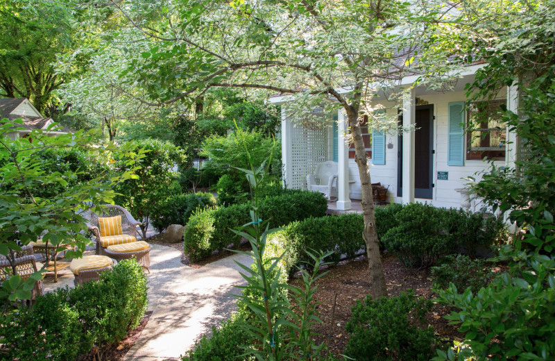 Cottage exterior at Cottage Grove Inn.