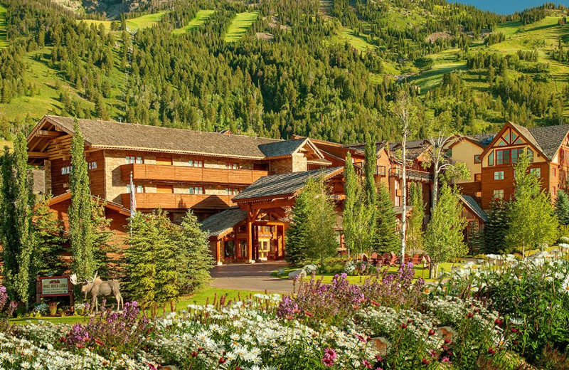 Exterior View of Snake River Lodge 