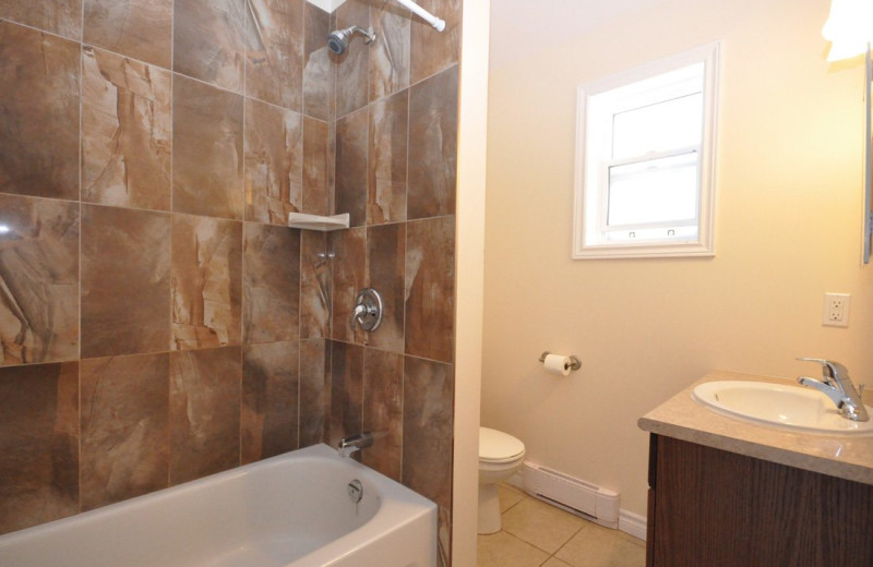 Cottage bathroom at Hall's Cottages.