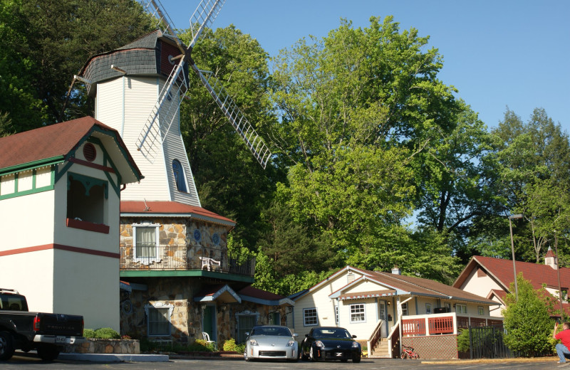 Exterior view of The Heidi Motel.