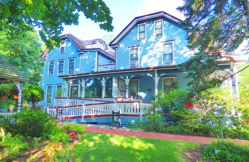 Exterior view of New Hope's 1870 Wedgwood Inn.