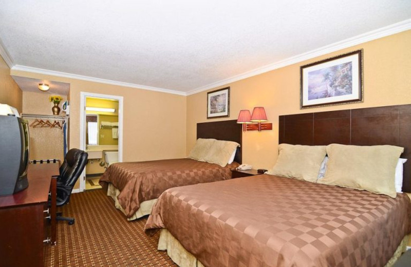 Guest room at Santa Clarita Motel.