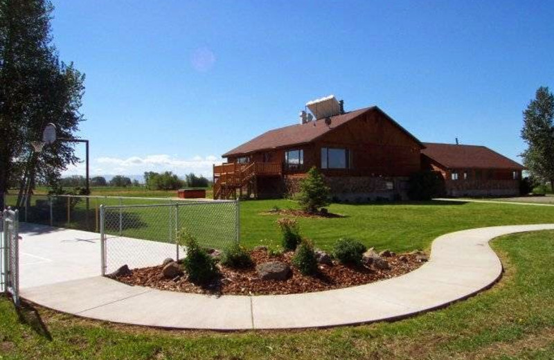 Exterior view of Three Peaks Lodge.