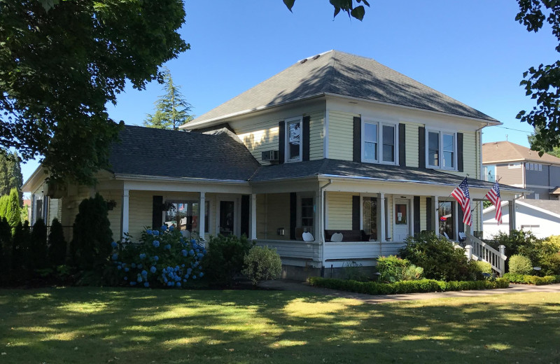 Exterior view of Prairie House Inn.