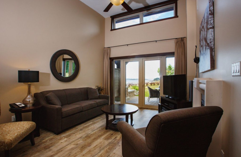 Guest living room at Sunrise Ridge Waterfront Resort.