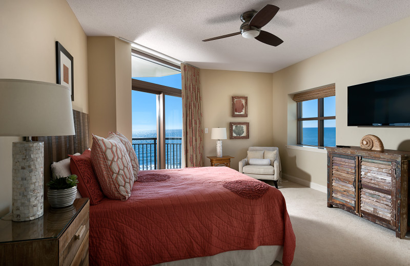 Guest bedroom at North Beach Plantation.
