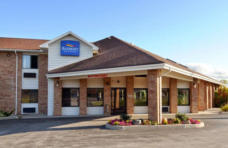 Exterior view of Baymont Inn Port Huron MI.