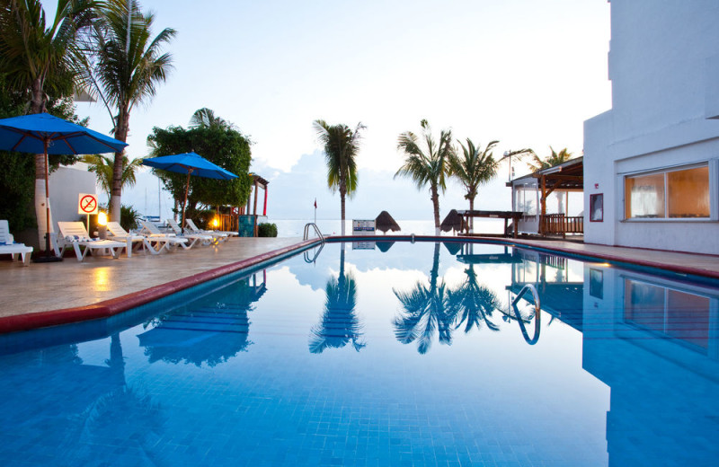 Outdoor pool at Holiday Inn Cancun Arenas.