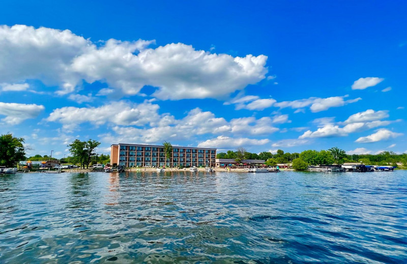 Exterior view of Holiday Inn Detroit Lakes.