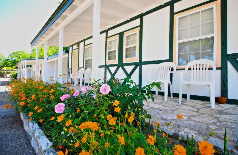 Exterior view of Peach Tree Inn & Suites.