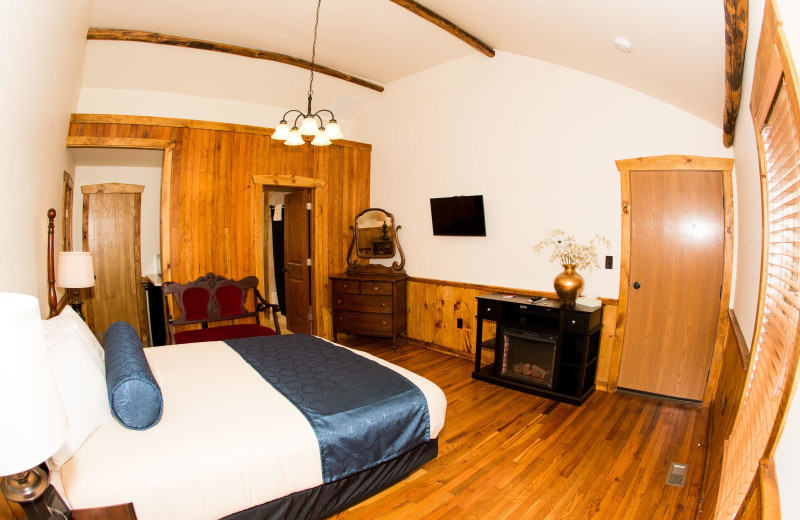 Guest bedroom at The Lodges at Gettysburg.