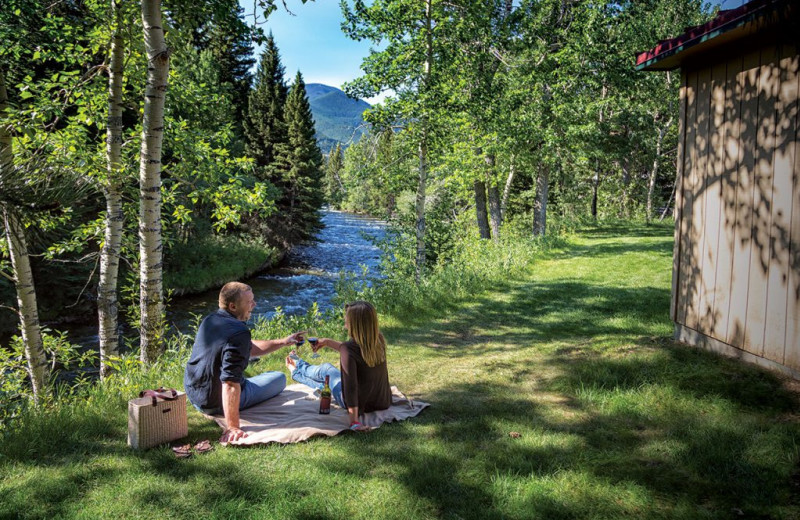 Couple picnic at Rock Creek Resort.